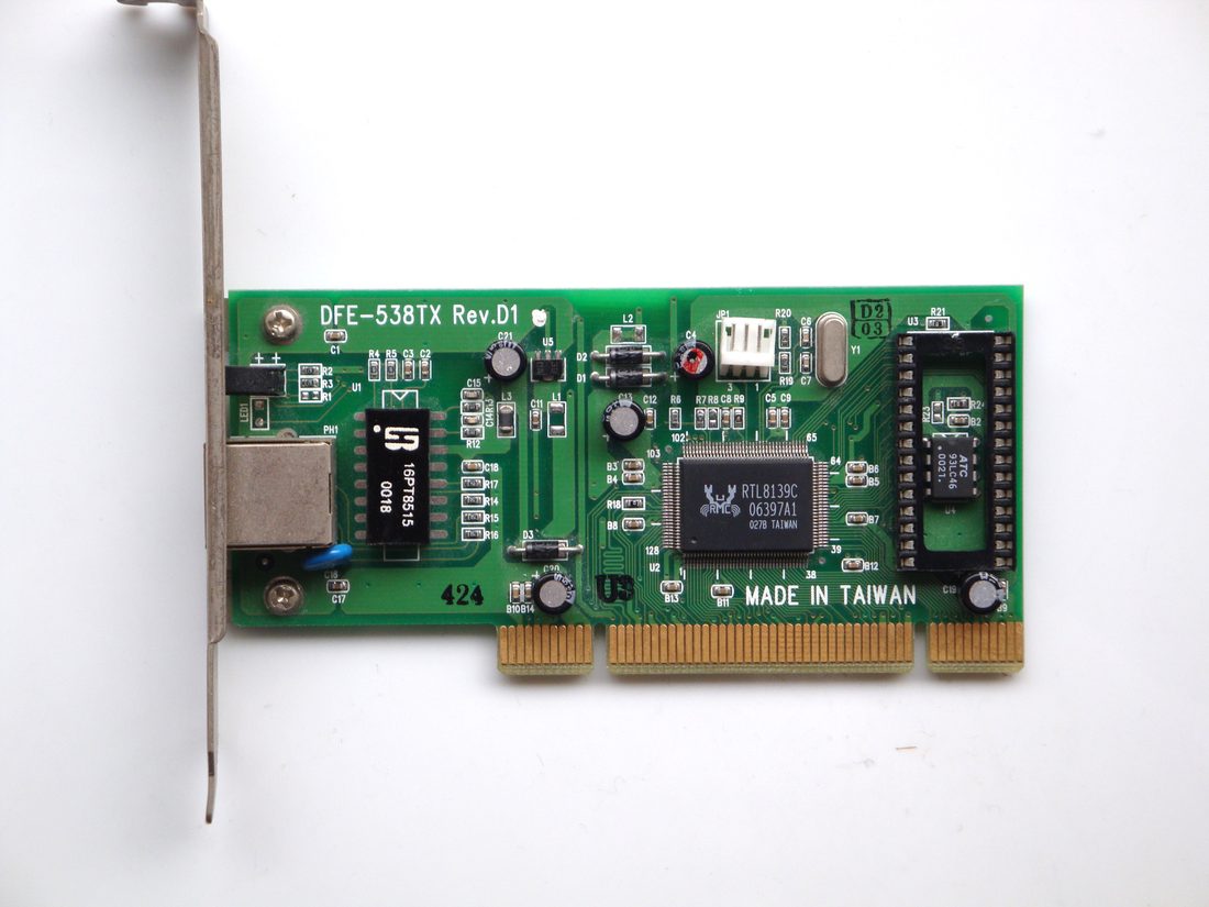 Ucuz bir Ethernet kartının devre kartı: yüzeydeki en büyük kare parça, MAC ile physical layer'ı birlikte taşıyan denetleyici yonga. Frame'i kurmak, hatta ne zaman gönderileceğine karar vermek ve hatayı sezmek işletim sistemine hiç uğramadan orada biter.