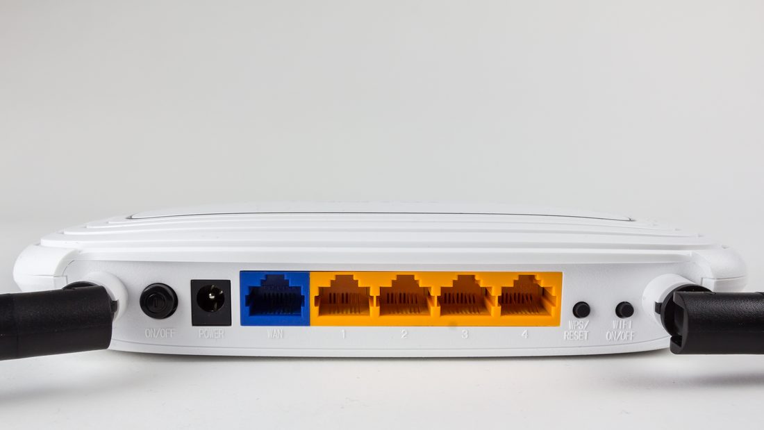 Ev tipi kablosuz router'ın arka yüzü: açma-kapama düğmesi, güç girişi, WAN yazılı tek port ve onu izleyen 1’den 4’e numaralı dört LAN portu. Dört ayrı işin tek kasada birleştiği yüzey burası.